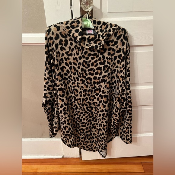 Sweaters - Wanna B boutique leopard print sweater